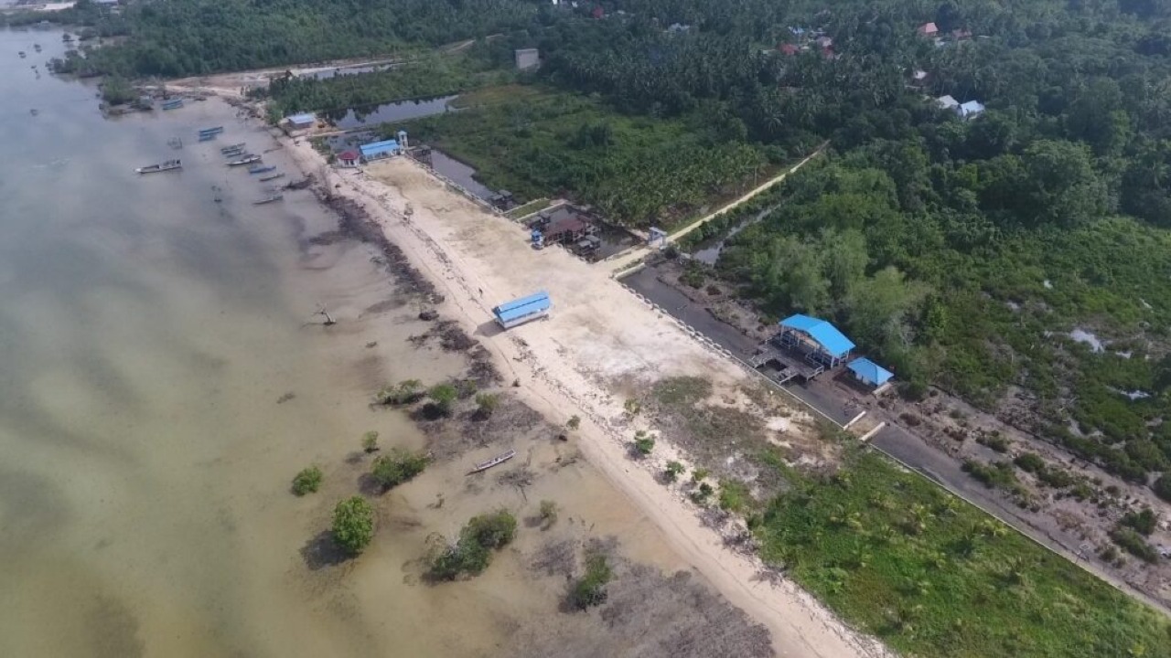 Pesona Pantai Muna Barat